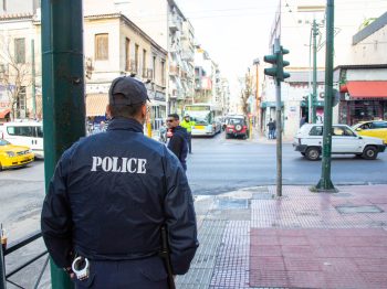 Πατέρας χτύπησε αστυνομικό στη Θεσσαλονίκη επειδή επέπληξε τον γιο του ύστερα από κλοπή