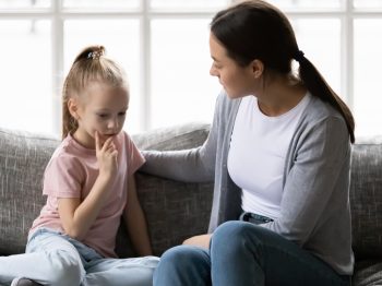 “Μαμά, είμαι χαζός”: Η απάντηση που πρέπει να δίνουμε οι γονείς, όταν τα παιδιά πιστεύουν ότι δεν θα τα καταφέρουν