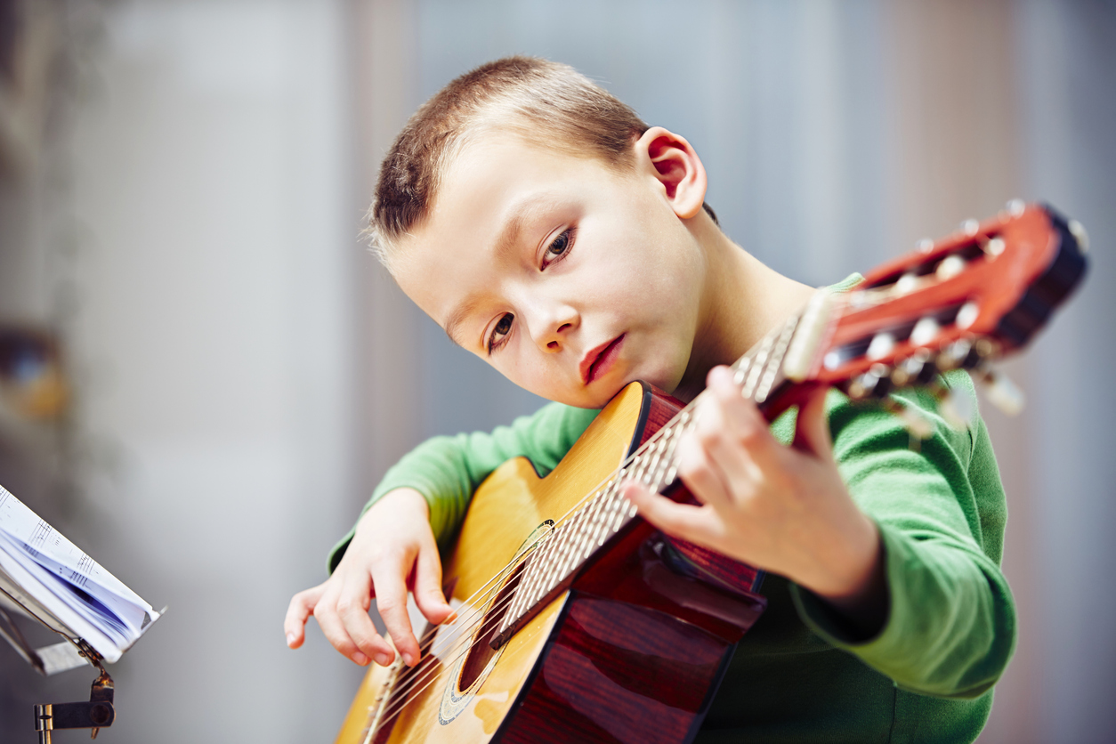 Έρευνα του MIT: Τα παιδιά γίνονται εξυπνότερα με τη μουσική και όχι με τον προγραμματισμό