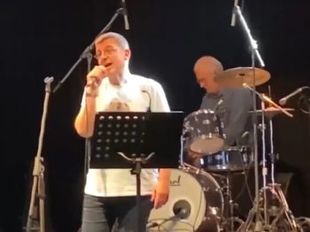 «Δεν θα σας ξεχάσουμε ποτέ»: Η συγκινητική ομιλία του πατέρα της Φραντζέσκας Μπέζα στη συναυλία για τα θύματα των Τεμπών