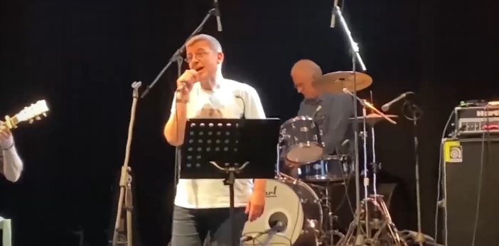 «Δεν θα σας ξεχάσουμε ποτέ»: Η συγκινητική ομιλία του πατέρα της Φραντζέσκας Μπέζα στη συναυλία για τα θύματα των Τεμπών