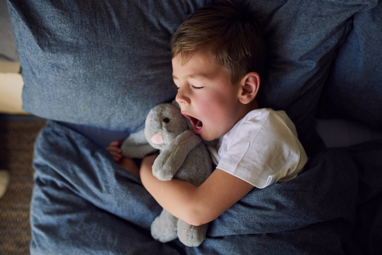 Ένας παιδίατρος και μπαμπάς 4 παιδιών εξηγεί πώς μπορούμε να βοηθήσουμε τα παιδιά μας να κοιμούνται όσο πρέπει