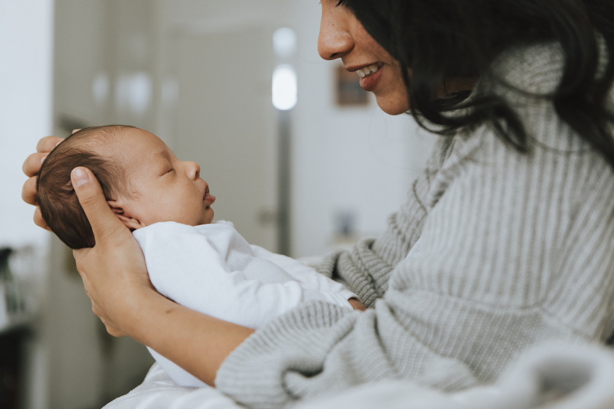 9 απαράβατοι κανόνες που πρέπει όλοι να ακολουθούν όταν επισκέπτονται μια οικογένεια με νεογέννητο μωράκι