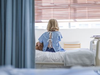 Αποκαλύψεις για τον θάνατο 15 παιδιών σε νοσοκομεία: Τα ιατρικά λάθη που καταγγέλουν οι γονείς που έχασαν τα παιδιά τους