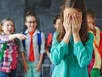 Πώς ένα παιδί πρέπει να αντιδρά στο bullying; Τα tips που μπορούν να δώσουν οι γονείς στα παιδιά τους για να προστατευθούν