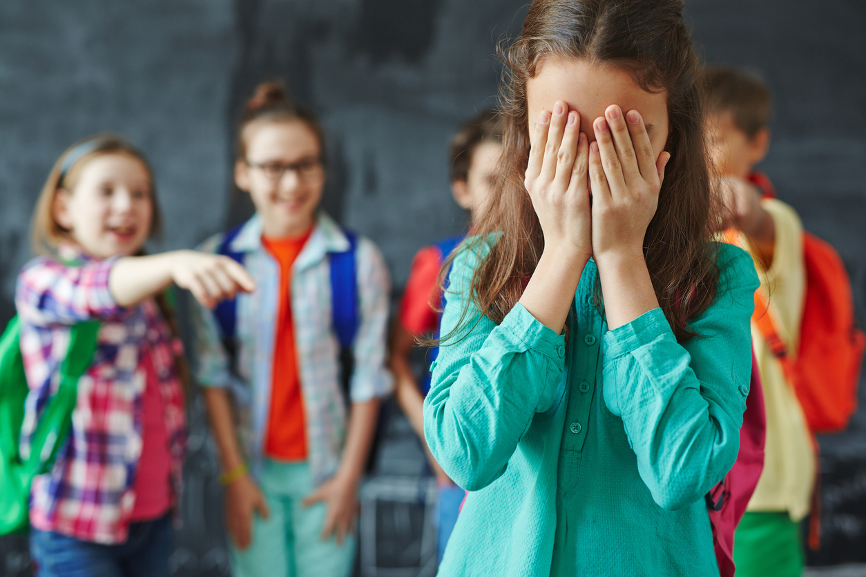 Πώς ένα παιδί πρέπει να αντιδρά στο bullying; Τα tips που μπορούν να δώσουν οι γονείς στα παιδιά τους για να προστατευθούν