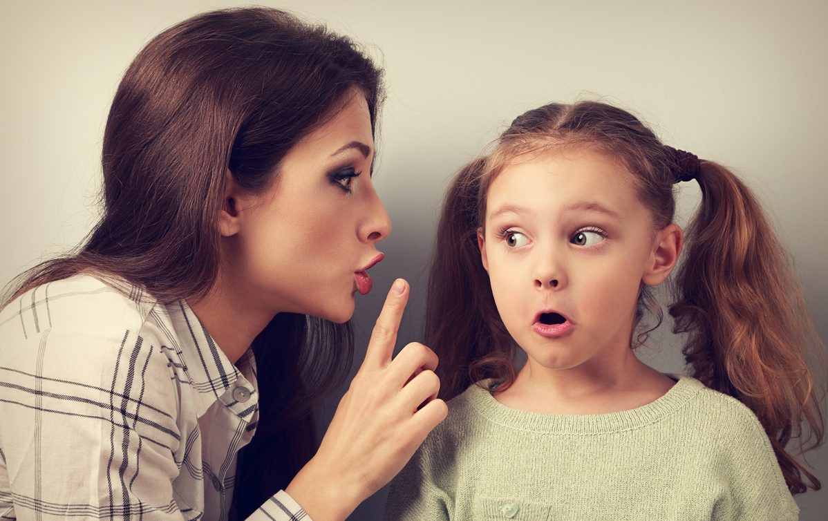 Πώς πρέπει να αντιδρούμε όταν τα παιδιά μας σχολιάζουν αρνητικά την εμφάνιση κάποιου δημοσίως;