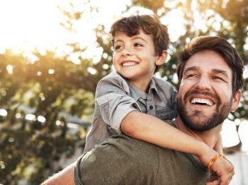 9 σημαντικά μαθήματα που τα αγόρια μαθαίνουν από τους μπαμπάδες τους