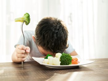 Μια γιατρός αποκαλύπτει το μυστικό της για να τρώνε τα παιδιά τα λαχανικά τους