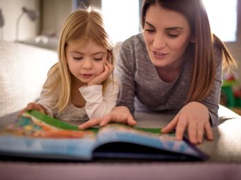 Πώς διαβάζουμε σωστά ένα παραμύθι σε μικρά παιδιά;