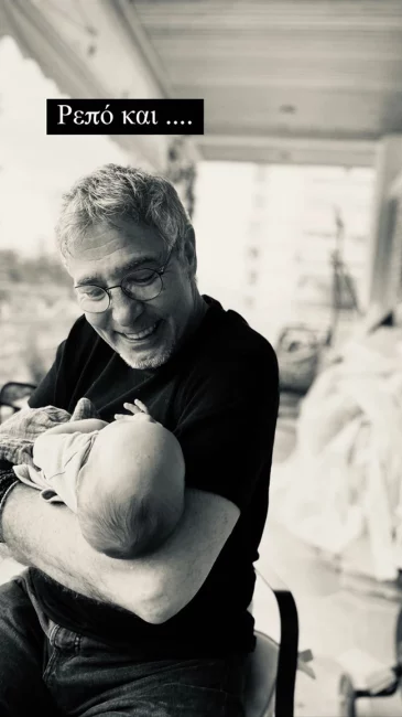Η τρυφερή αγκαλιά του παππού: Ο Θοδωρής Αθερίδης "λιώνει" από ευτυχία αγκαλιάζοντας τον νεογέννητο εγγονό του