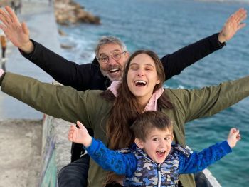 Η τρυφερή αγκαλιά του παππού: Ο Θοδωρής Αθερίδης "λιώνει" από ευτυχία αγκαλιάζοντας τον νεογέννητο εγγονό του