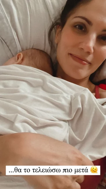 Ολίβια Στρατή: Κοιμάται στην αγκαλιά της μαμάς της, Μαίρης Συνατσάκη, και "λιώνει" το Instagram