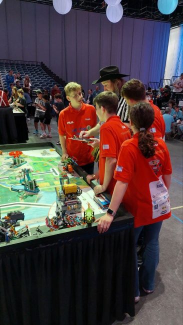 Η iRobot των Εκπαιδευτηρίων Καίσαρη 2η στον κόσμο στον Παγκόσμιο Διαγωνισμό Ρομποτικής της First Lego League