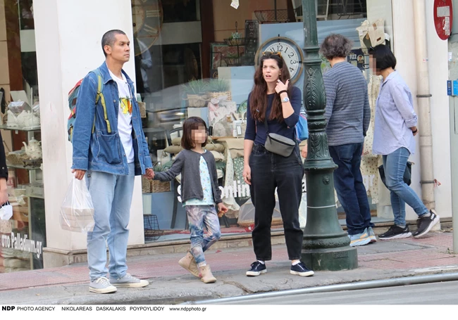 Αριάνα Τσιχίρο:  Η 7χρονη κόρη του Σωτήρη Κοντιζά κάνει βόλτα με τον πατέρα της και τη μητέρα της, Δέσποινα, στην Αθήνα