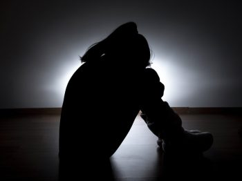"Με μελανιές στα πλευρά και στα πόδια": Καταδικάστηκε ο πατέρας που ξυλοκόπησε την 9χρονη κόρη του επειδή έβλεπε ακατάλληλο πρόγραμμα στην τηλεόραση