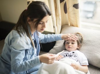 "Λάθος να αφήνουμε τα παιδιά 2-3 μέρες με πυρετό χωρίς να μιλήσουμε με τον γιατρό": Ο παιδίατρος Σπύρος Μαζάνης εξηγεί ποια είναι τα συμπτώματα που πρέπει να προσέξουμε