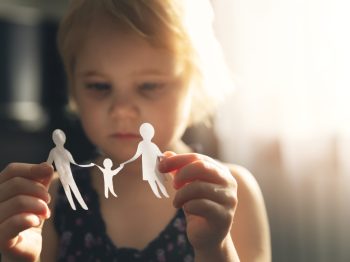 Διαζύγιο: Πώς πρέπει να στηρίζουμε τα παιδιά όταν οι γονείς χωρίζουν