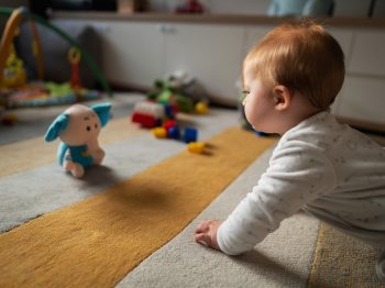 Μπορούν τα μωρά να διακρίνουν το “καλό” από το “κακό”; Το ενδιαφέρον συμπέρασμα ενός πειράματος