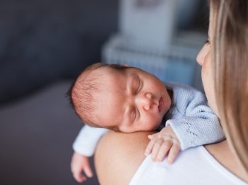 Κι όμως η επιστήμη βρήκε το κόλπο για να κοιμούνται πιο εύκολα τα μωρά το βράδυ (χωρίς να κλαίνε)
