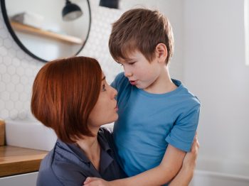 “Τα παιδιά μας δίνουν σημάδια διαρκώς”: Η σημαντική συμβουλή μιας παιδοψυχολόγου για να αποκωδικοποιούμε τη συμπεριφορά των παιδιών μας