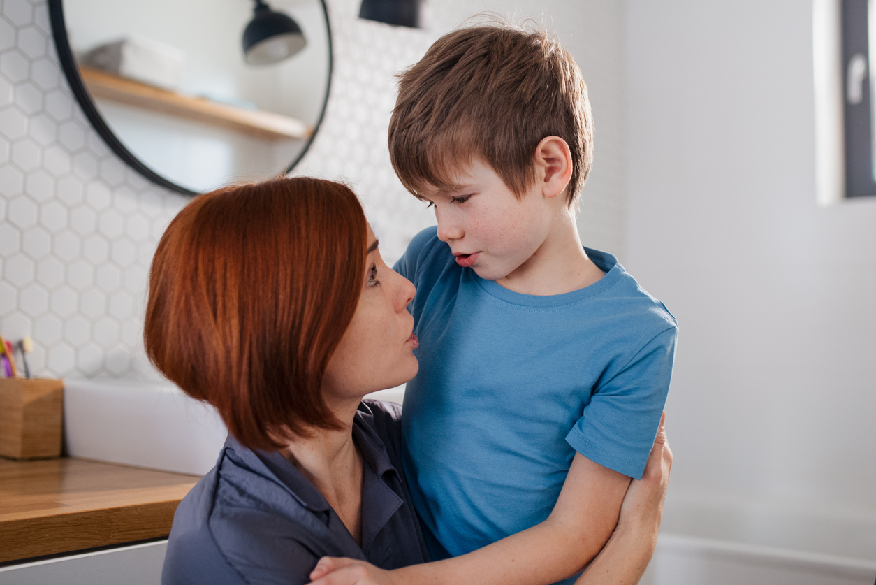 “Τα παιδιά μας δίνουν σημάδια διαρκώς”: Η σημαντική συμβουλή μιας παιδοψυχολόγου για να αποκωδικοποιούμε τη συμπεριφορά των παιδιών μας