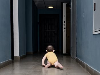 Θεσσαλονίκη: Άφησε το 1 έτους παιδί της μόνο του στο σπίτι - Συνελήφθη 37χρονη για έκθεση ανηλίκου