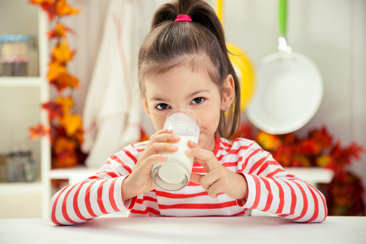 Γιατί το αγελαδινό γάλα θεωρείται απαραίτητο στη διατροφή των παιδιών; Η έκθεση 'Milk' αποτυπώνει τη σχέση του ανθρώπου με το γάλα