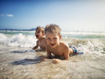 4 οδηγίες για την ασφάλεια των παιδιών στη θάλασσα και στην πισίνα