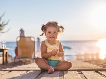 Στην παραλία με τα παιδιά: Τα 6 tips των παιδιάτρων για ασφαλή έκθεση στον ήλιο