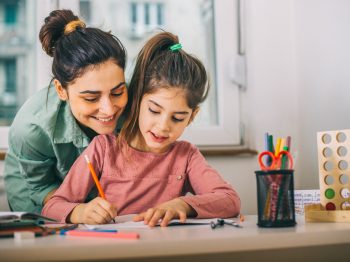 “Δεν μπορείς να προγραμματίσεις ένα παιδί για να γίνει επιτυχημένο, μπορείς μόνο μεγαλώσεις ένα ευτυχισμένο παιδί”: Οι 6 κανόνες της διάσημης ψυχολόγου, Marina Mellia, προς τους γονείς