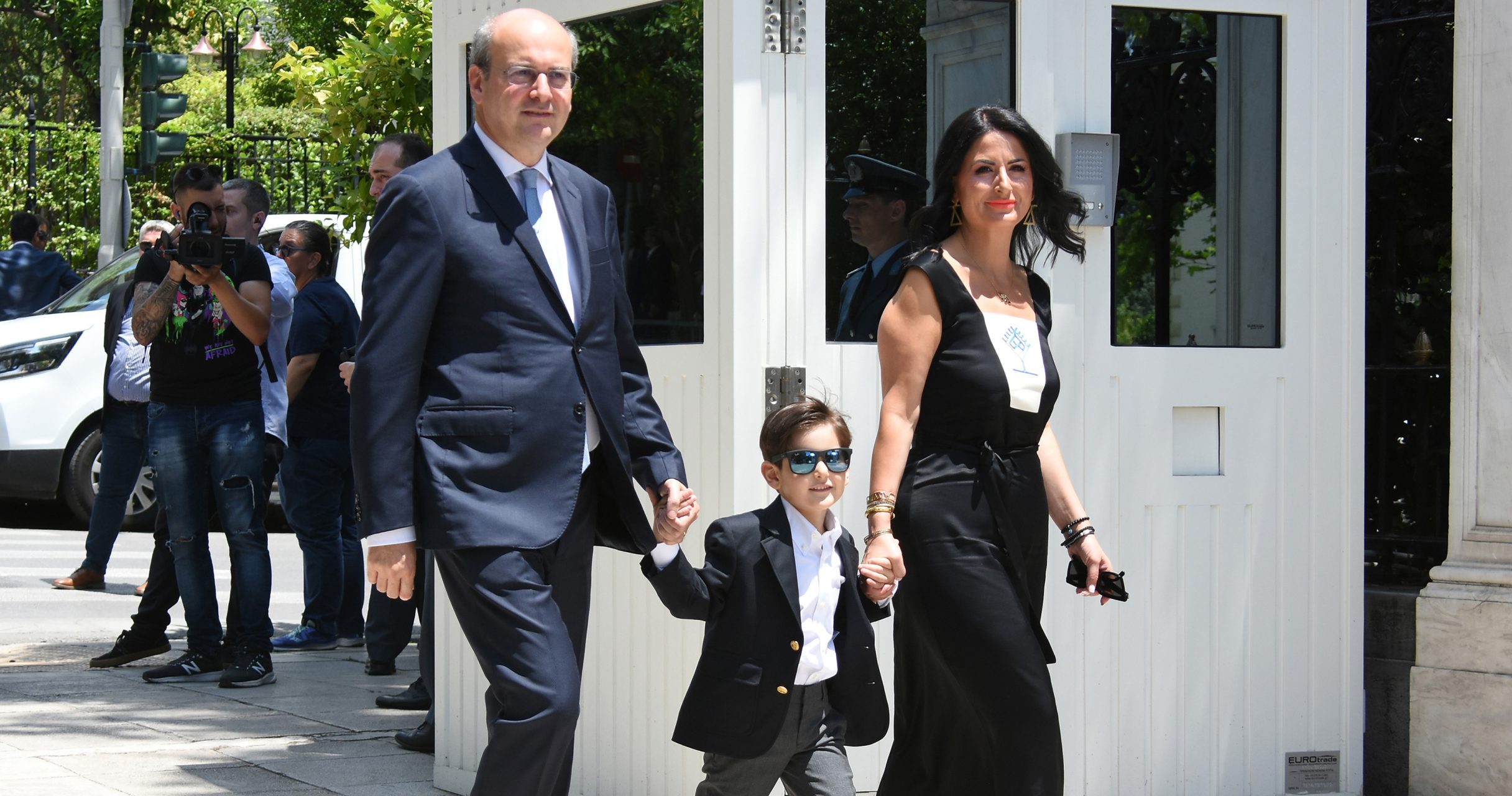 Γιάννης Χατζηδάκης: Ο 5.5 ετών γιος του Κωστή Χατζηδάκη με γυαλιά ηλίου ''έκλεψε" την παράσταση στο Προεδρικό Μέγαρο