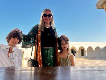 Ειρήνη–Χρυσή και Άγγελος Τότσικας: Οι φωτογραφίες από τις διακοπές στην Τήνο με τους γονείς τους, Ρούλα Ρέβη και Αποστόλη Τότσικα
