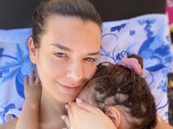 "Μην ανεβάζετε μικρά παιδιά με μαγιό στα social media": Τα αρνητικά σχόλια στο Instagram για τη φωτογραφία που ανέβασε η Νικολέττα Ράλλη με την κόρη της