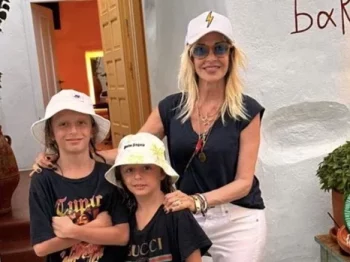 Άννα Βίσση: Αγκαλιά με τα εγγόνια της στις καλοκαιρινές τους διακοπές