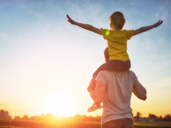 Οι 4 θετικές φράσεις που χρησιμοποιούν οι γονείς των επιτυχημένων παιδιών