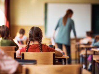 Γιατί η Ολλανδία απαγορεύει κινητά, τάμπλετ και έξυπνα ρολόγια μέσα στις σχολικές αίθουσες;