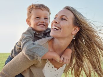 Ποια είναι η "καλή μητέρα"; Ο ψυχίατρος Σάββας Σαββόπουλος εξηγεί τι μαθαίνει η "καλή μαμά" στα παιδιά της