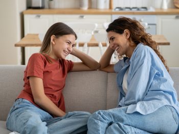 Είναι υγιές να είμαστε "φίλοι" με τα παιδιά μας;