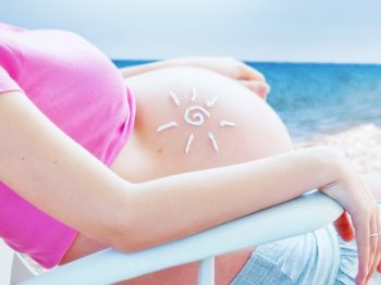 Εγκυμοσύνη και καύσωνας: Συμβουλές για την αντιμετώπιση- Η διατροφή, πότε επιτρέπεται η έκθεση στον ήλιο, ο κίνδυνος αφυδάτωσης