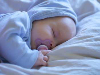 H προειδοποίηση του οργανισμού CPR Kids για το λάθος που κάνουν οι γονείς όταν κοιμίζουν τα μωράκια τους
