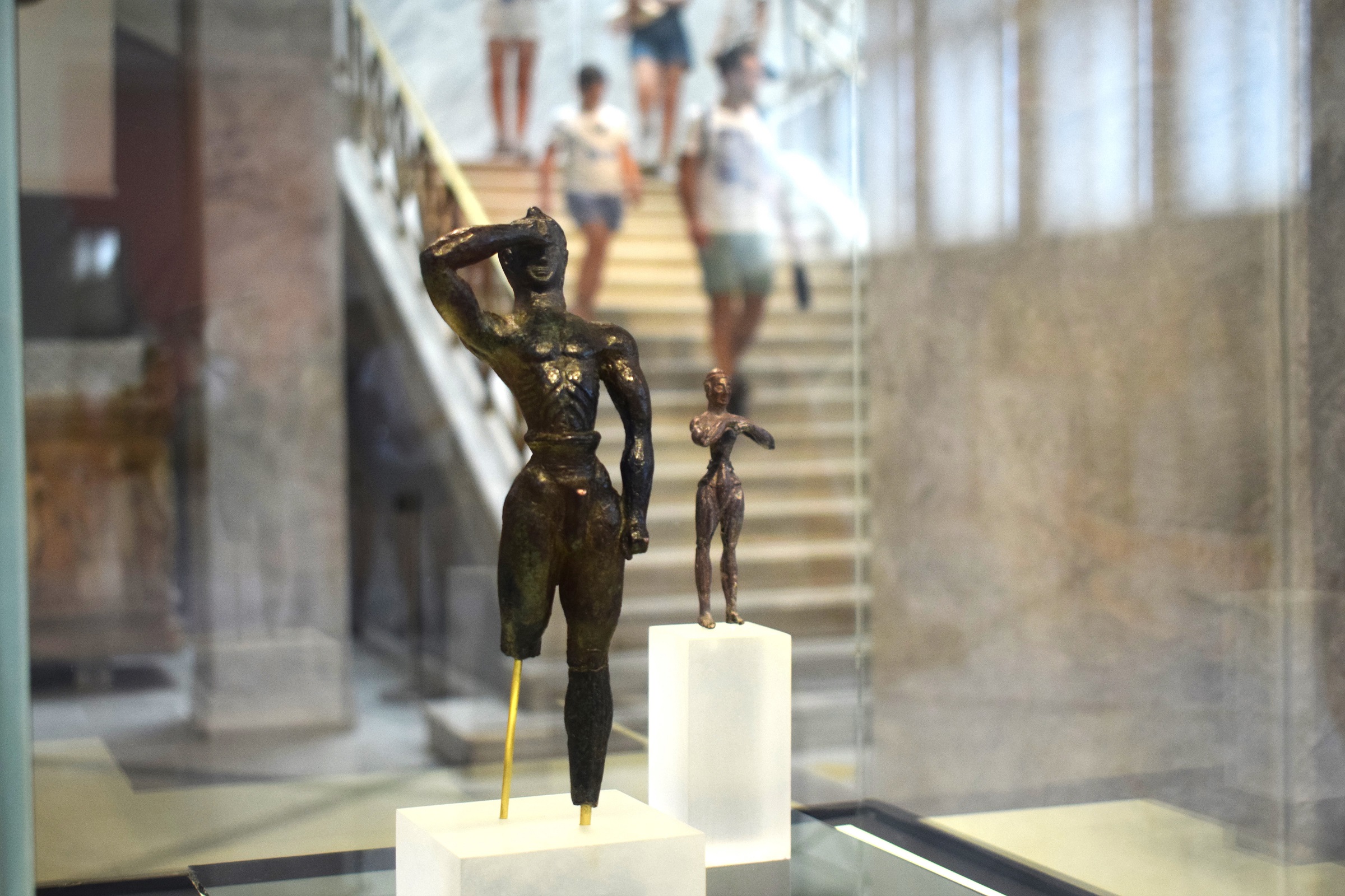 Το Αθέατο Μουσείο παρουσιάζει την «παράξενη ιστορία ενός κούρου από την Κρήτη»