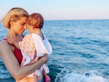"Τα δικά σας παιδιά γίνονται αυτοκόλλητα στις διακοπές;": Η γλυκιά φωτογραφία της Νάντιας Μπουλέ με την κόρη της, Σεμέλη