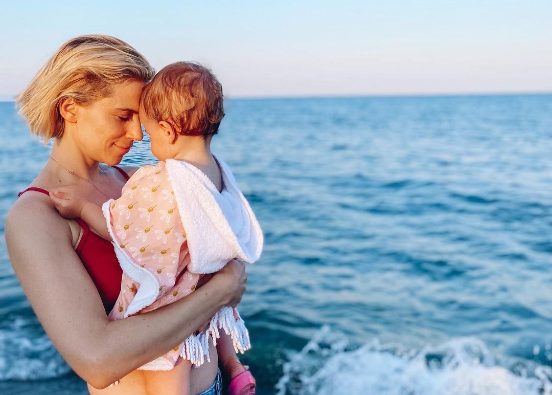 "Τα δικά σας παιδιά γίνονται αυτοκόλλητα στις διακοπές;": Η γλυκιά φωτογραφία της Νάντιας Μπουλέ με την κόρη της, Σεμέλη