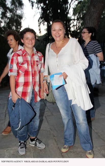Βίκτωρας Κωνσταντάκης: Η Ρένια Λουιζίδου σε μία εξαιρετικά σπάνια δημόσια εμφάνιση με τον γιο της πριν 15 χρόνια