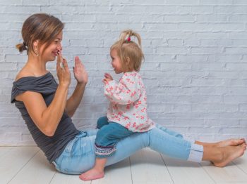 Πώς πρέπει να αντιδρούν οι γονείς όταν τα (μικρά) παιδιά τούς χτυπάνε;