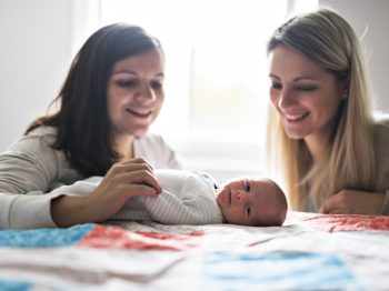 Η παρένθετη μητρότητα στην Ελλάδα- Το νομικό πλαίσιο και τα κενά