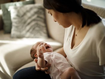 Πέντε μύθοι για τη λοχεία: Οι αλλαγές στο σώμα και η ψυχική υγεία μετά τη γέννα