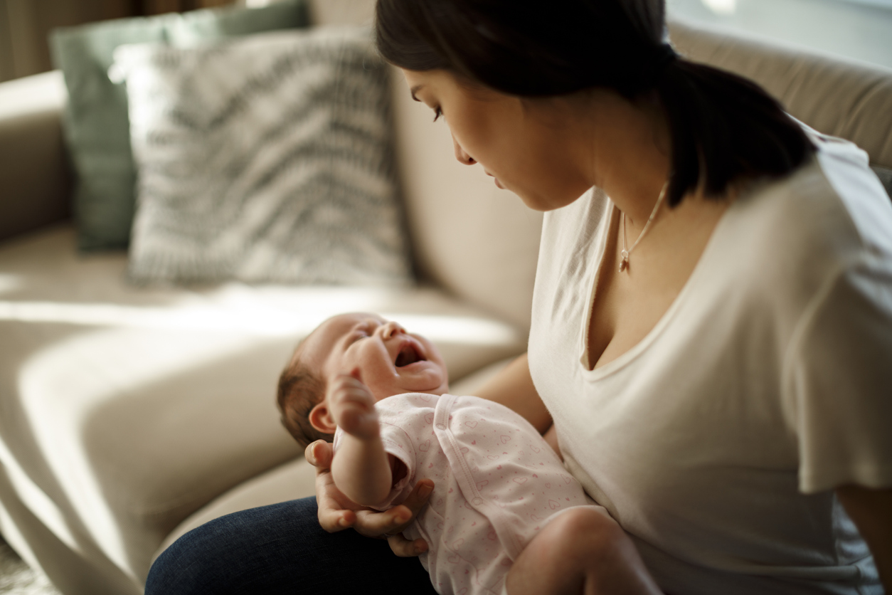 Πέντε μύθοι για τη λοχεία: Οι αλλαγές στο σώμα και η ψυχική υγεία μετά τη γέννα
