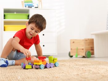 Γιατί δεν πρέπει να γεμίζουμε το δωμάτιο των παιδιών με παιχνίδια;